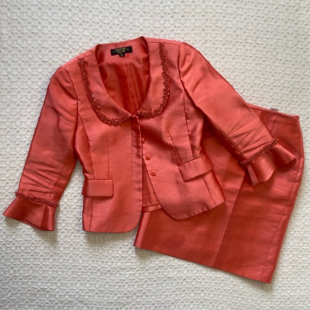 Tahari Luxe Shiny Coral Skirt Suit Size 2P *READ*